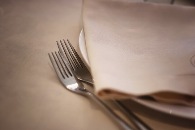 Foto taças de vinho em vidro sobre a mesa servidas na recepção do restaurante