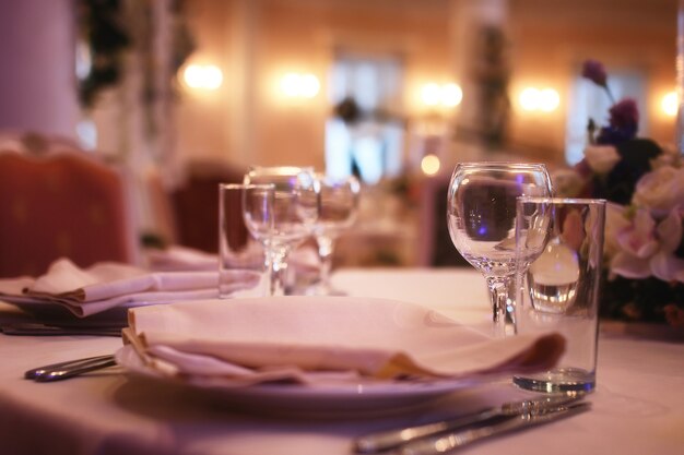 Taças de vinho em vidro sobre a mesa servidas na recepção do restaurante