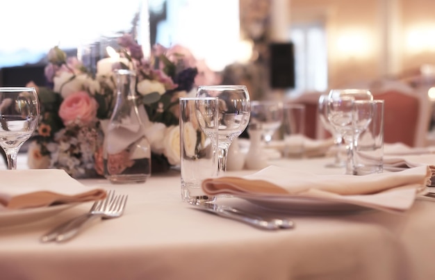 Taças de vinho em vidro sobre a mesa servidas na recepção do restaurante