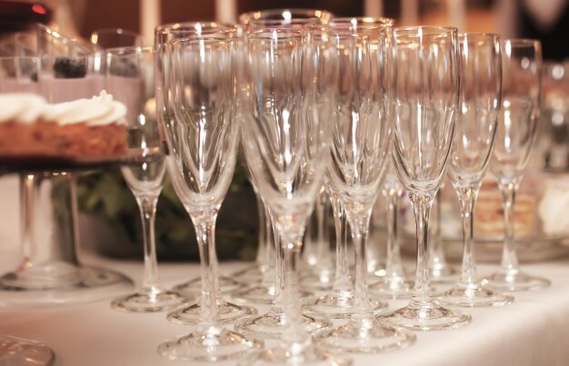 Taças de vinho em vidro sobre a mesa servidas na recepção do restaurante