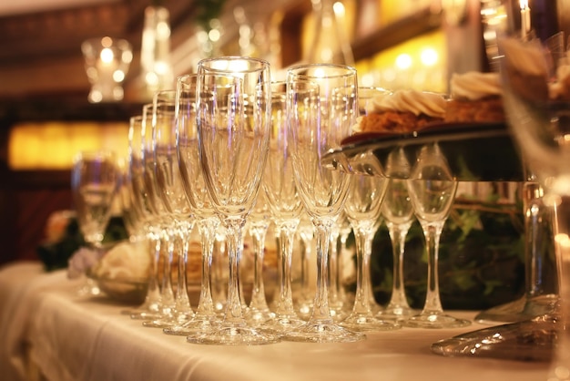 Taças de vinho em vidro sobre a mesa servidas na recepção do restaurante