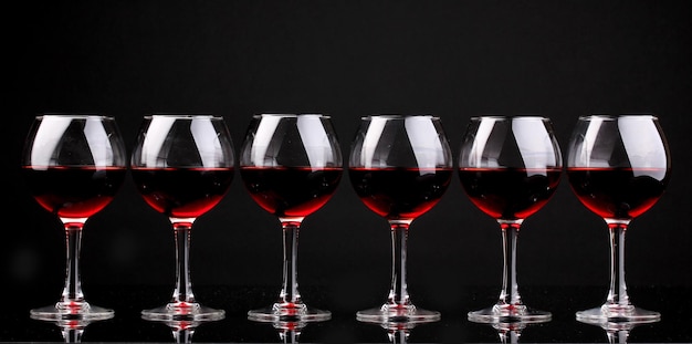 Taças de vinho isoladas em preto