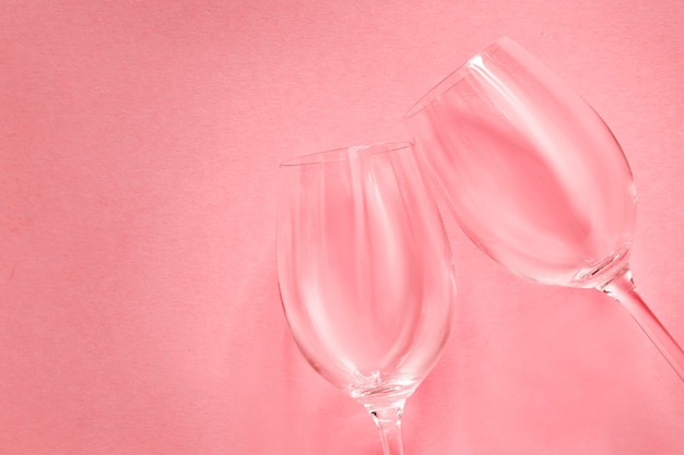 Taças de vinho no fundo rosa