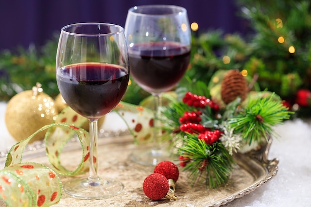 Taças de vinho tinto na neve