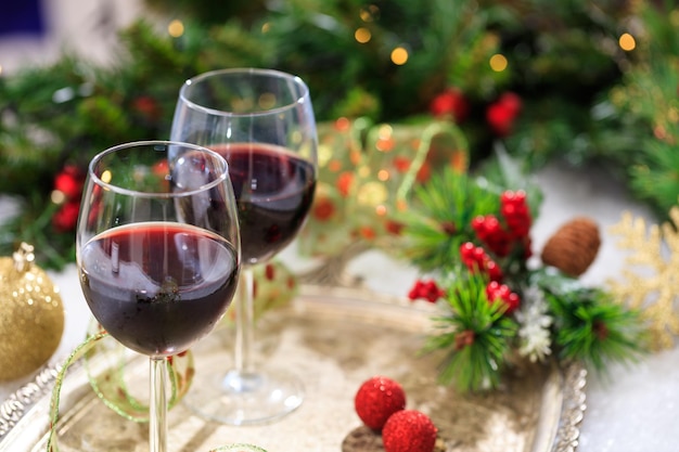 Taças de vinho tinto na neve