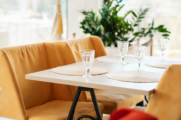 Taças de vinho vazias em um café vazio durante a pandemia Sem convidados Mesa servida