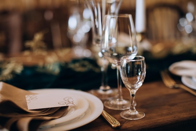 Taças de vinho vazias na mesa do restaurante