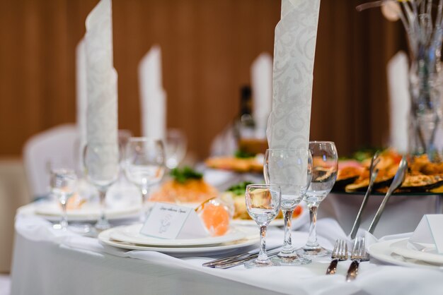 Taças de vinho vazias na mesa festiva no restaurante