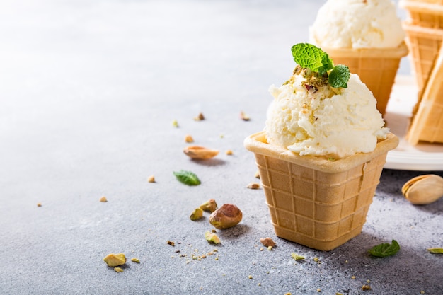 Taças de waffle com gelado de baunilha