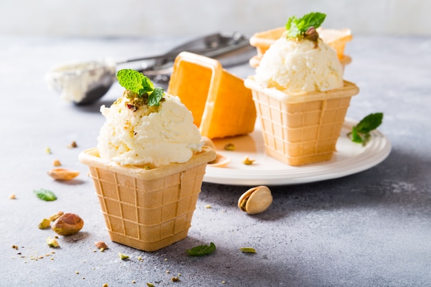 Taças de waffle com gelado de baunilha