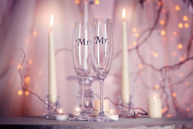 Taças decoradas de champanhe para casamento gay na mesa