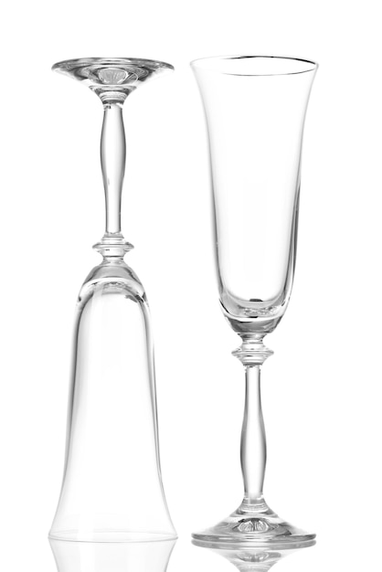 Taças vazias para champanhe isoladas em branco