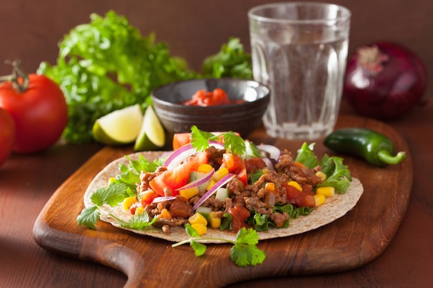 Taco mexicano con carne de tomate salaa cebolla maiz