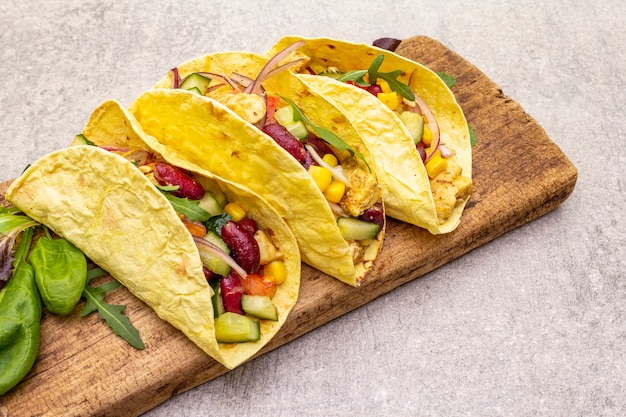 Foto taco mexicano com carne de frango, feijão vermelho e legumes frescos