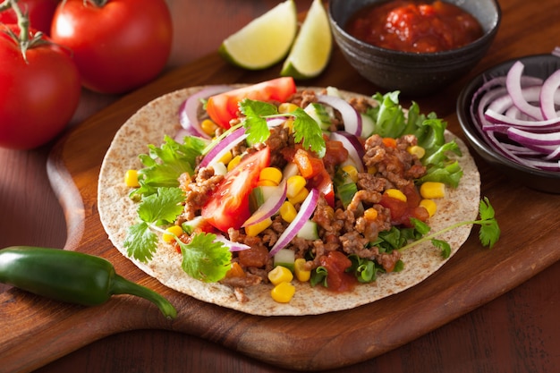 Taco mexicano com carne tomate salasa cebola milho