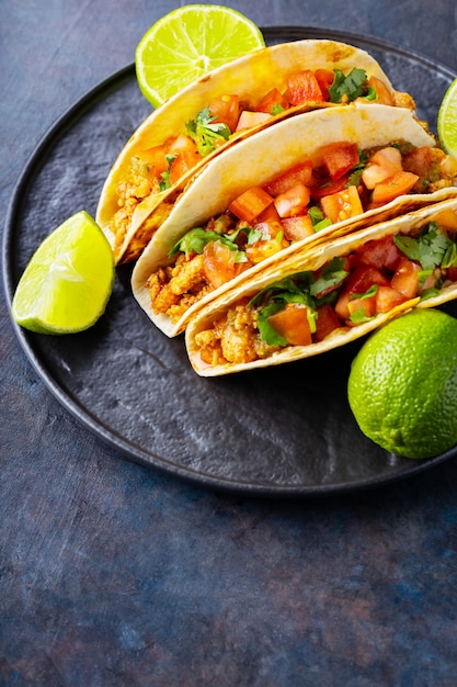 Taco mexicano e limão em um fundo escuro