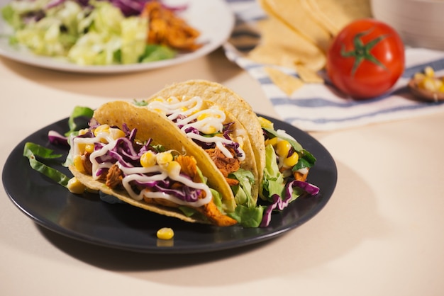 Foto taco mexicano tradicional com carne e legumes. comida latino-americana.