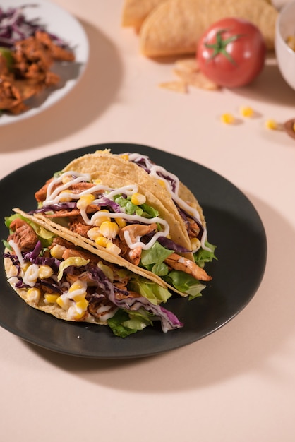 Foto taco tradicional mexicano con carne y verduras. comida latinoamericana.