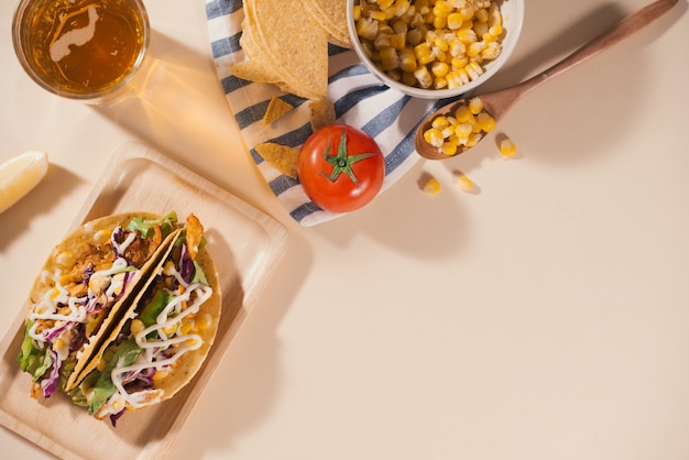 Taco tradicional mexicano con carne y verduras. Comida latinoamericana.