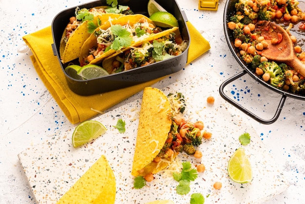 Foto taco vegetariano mexicano com brócolis take away lunchbox brunch