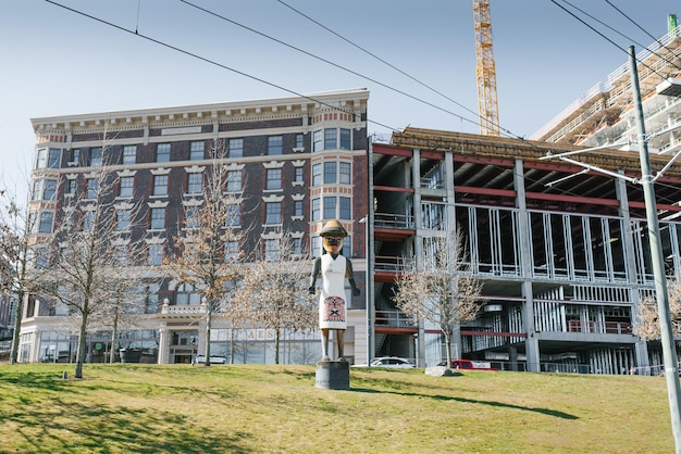 Tacoma EUA março 2021 escultura de totem indiano na rua do centro