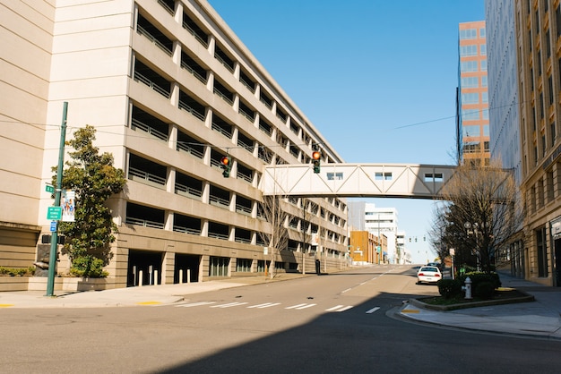 Tacoma, Washington, Estados Unidos. Abril de 2021. Edificios en el centro en un día soleado.