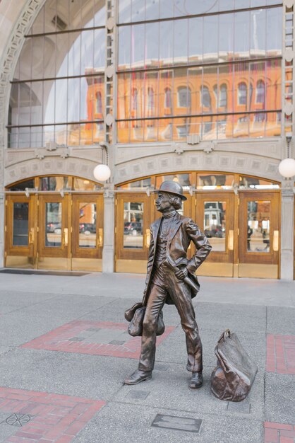 Tacoma, Washington, Estados Unidos. Marzo de 2021. Escultura de un hombre con bolsas en Tacoma Union Station.