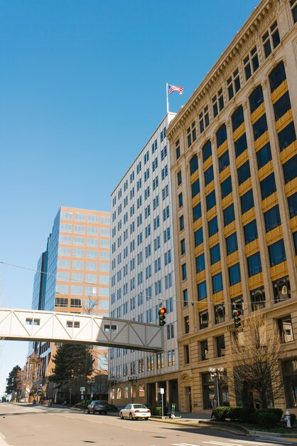 Tacoma, Washington, EUA, abril de 2021 Edifício no centro da cidade contra o céu azul