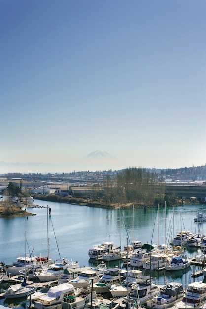 Tacoma, washington, eua. março de 2021. iates de puget sound e vista do vulcão rainier