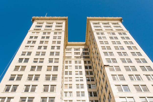 Tacoma, Washington, USA. April 2021. Bauen in der Innenstadt gegen den blauen Himmel