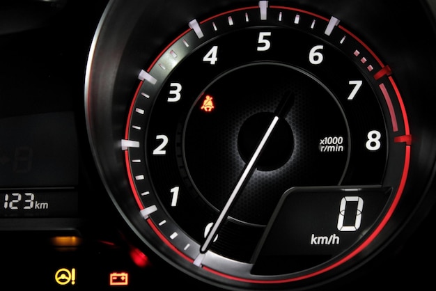 Tacômetro mostrando zero rotações por minuto no painel do carro