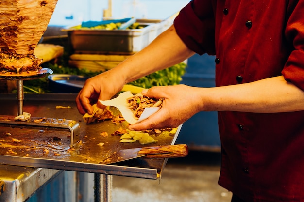 Tacos al Pastor machen, typisch mexikanisches Essen.