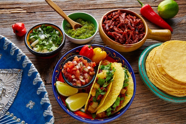 Tacos al pastor mexicano com abacaxi coentro