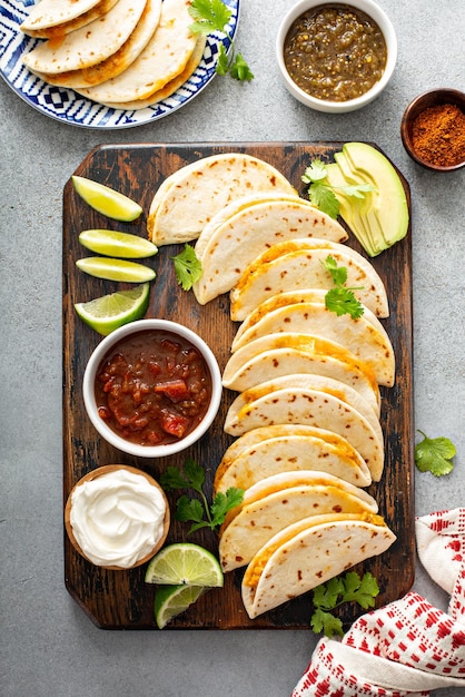 Tacos assados com frango e queijo