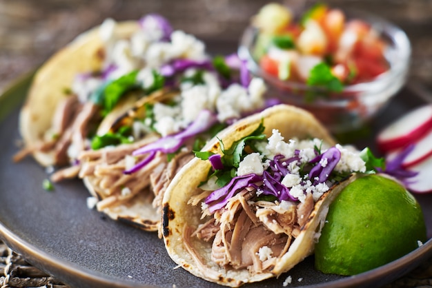 Tacos callejeros - con carnitas, col lombarda y queso fresco