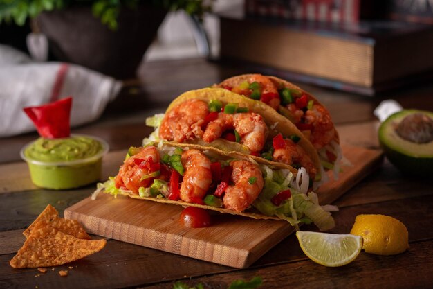 tacos de camarones en una bandeja de madera