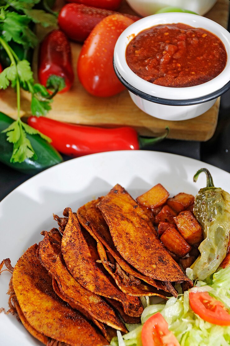 Tacos de carne frita con ensalada de papas fritas y chiles toreados