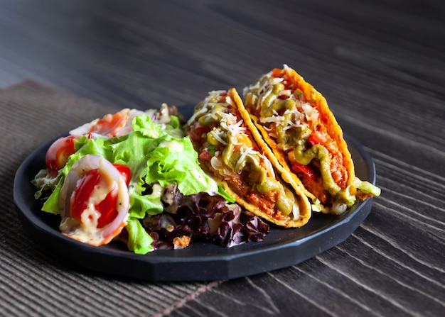 Foto tacos de carne molida con ensalada