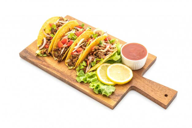 Foto tacos con carne y verduras aisladas