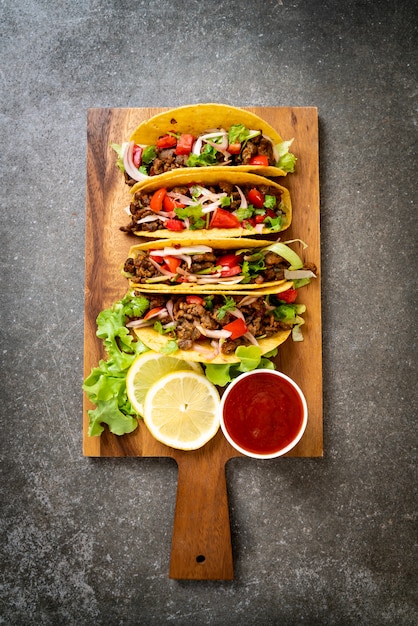 tacos con carne y verduras - estilo de comida mexicana
