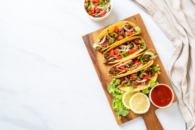 Foto tacos con carne y verduras