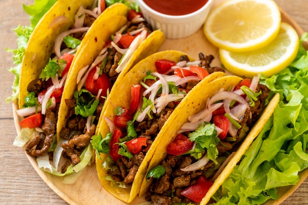 tacos de carne y verduras