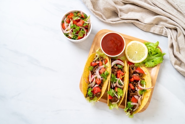 tacos con carne y verduras