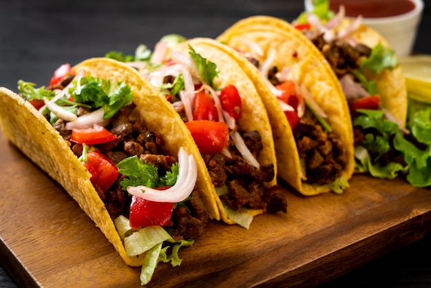 tacos con carne y verduras