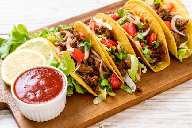 tacos con carne y verduras