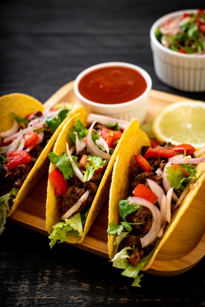 Foto tacos con carne y verduras