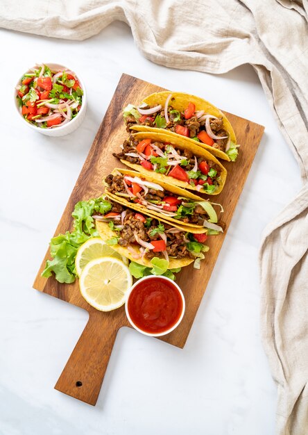 tacos con carne y verduras