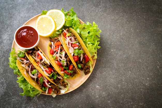 tacos con carne y verduras