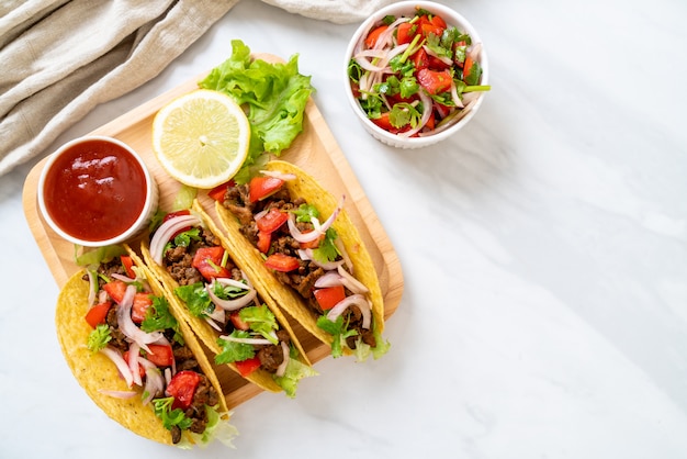 tacos con carne y verduras