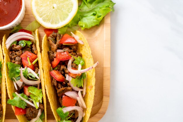 Foto tacos con carne y verduras